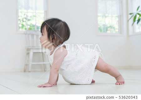 寶寶誰在地板上高 53620343