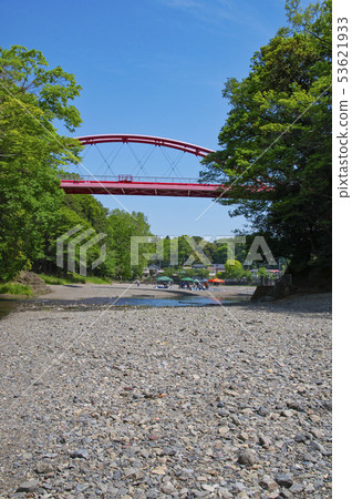 Fresh green split rock bridge 53621933