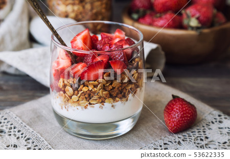 Granola parfait with yogurt and strawberries 53622335