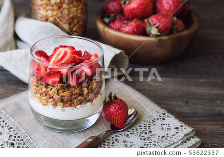 Granola parfait with yogurt and strawberries 53622337