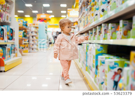 Little girl choosing toys in kids store 53623379