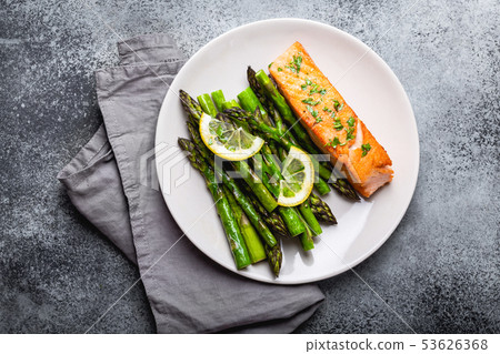 Grilled salmon with green asparagus 53626368