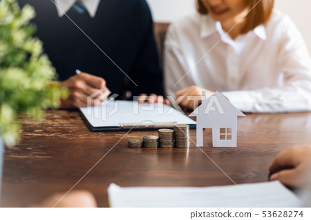Couples signed a contract to buy a house from the Couples signed a contract to buy a house from the 53628274