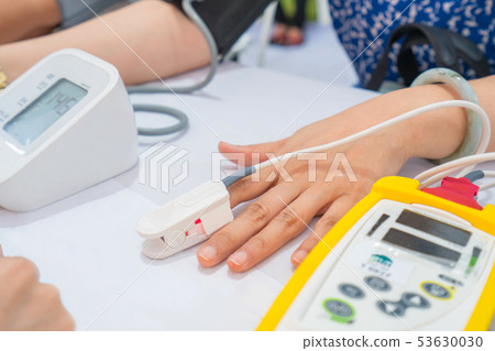 Doctor checking patient are measuring oxygen  53630030