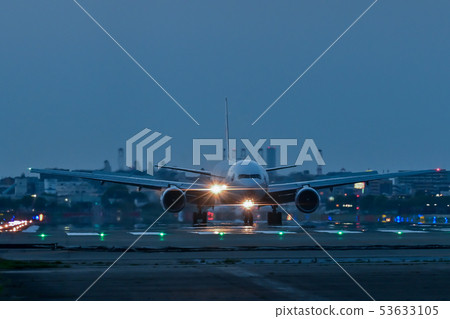 Night flight [Fukuoka Airport] 53633105