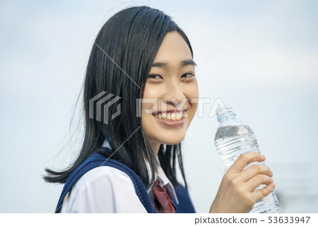 高中學生屋頂補水 53633947