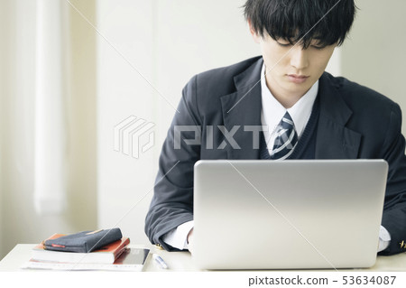 High school student studying 53634087