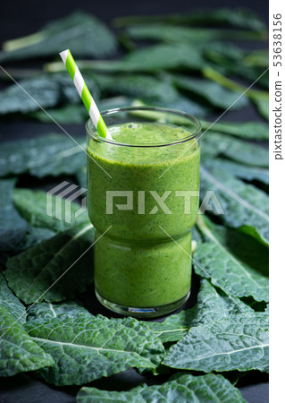 green smoothie in a glass 53638156
