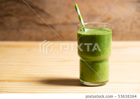 green smoothie in a glass 53638164