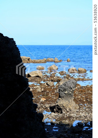 與岩石的風景在Itohama海灘 53638920