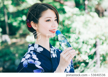 Yukata飲用的ramune的一名婦女 Yukata飲用的ramune的一名婦女 53640536