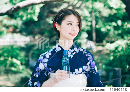 Yukata飲用的ramune的一名婦女 Yukata飲用的ramune的一名婦女 53640538