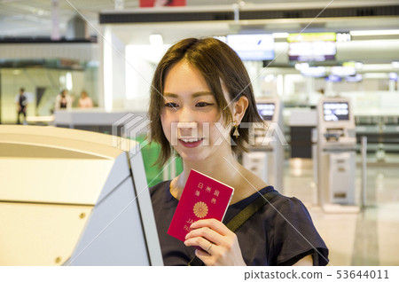 檢查與自動報到機器的婦女 檢查與自動報到機器的婦女 53644011