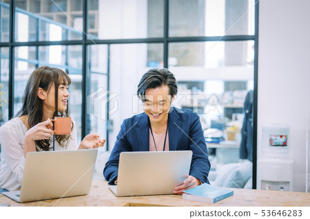 Creative office Business woman Businessman shooting cooperation: Studio Roaster 53646283