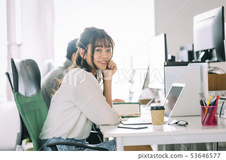 創意辦公室業務的女人 53646577