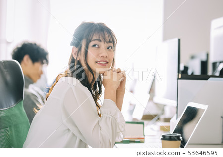 創意辦公室業務的女人 53646595