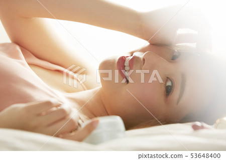 Women beauty 53648400