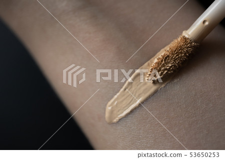 Swatch beige concealer. Make-up product Swatch beige concealer. Make-up product 53650253