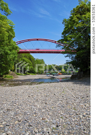 Fresh green split rock bridge 53658361