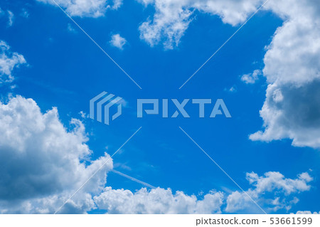 [Photo material] blue sky sky cloud early summer sky background background material June copy space 53661599