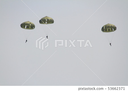 美穗基地空氣節的空軍降落傘下降 美穗基地空氣節的空軍降落傘下降 53662371