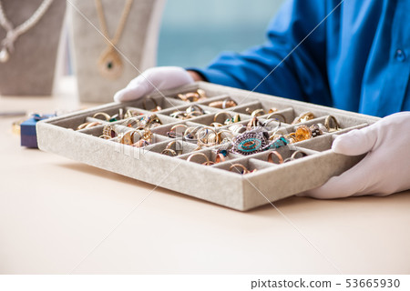 Young jeweler working in his workshop 53665930