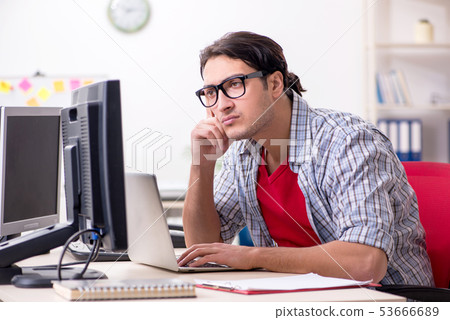 Male it specialist working in the office  53666689