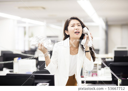 Business scene Telephone inquiry Complaint handling 53667712