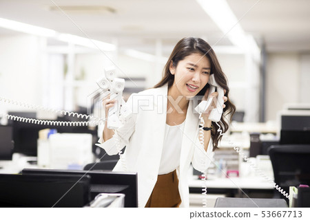 Business scene Telephone inquiry Complaint handling 53667713