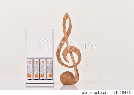 高音譜號和電池和充電器 53668428