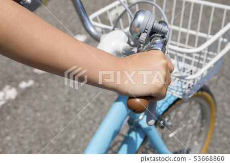 小學生在自行車的兒童手 53668860