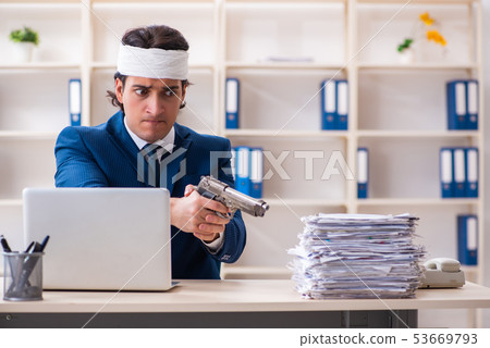Head injured male employee working in the office  53669793
