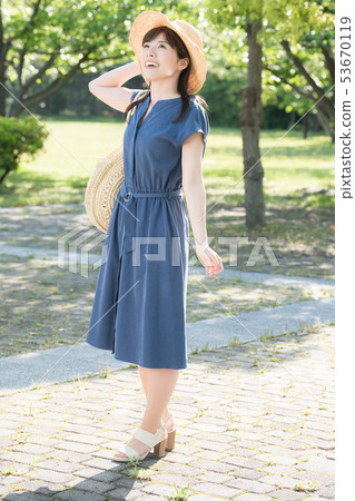 戴草帽的少婦 戴草帽的少婦 53670119