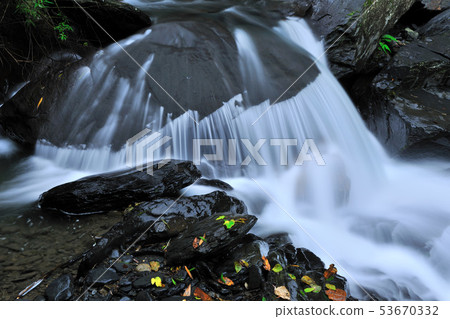 溪流瀑布岩石 53670332