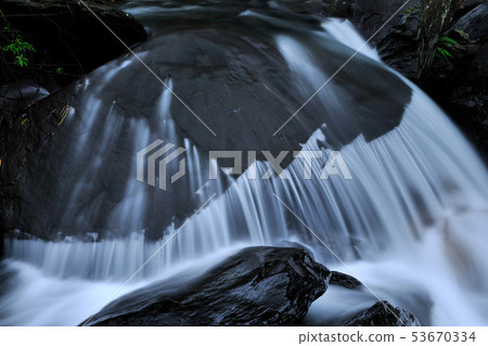 溪流瀑布岩石 溪流瀑布岩石 53670334