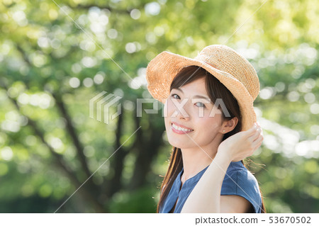 Young woman wearing a straw hat 53670502