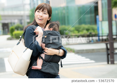 Working mother commuting child care parent and child 53672570