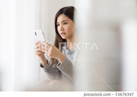 女人身體狀況不佳 女人身體狀況不佳 53676397