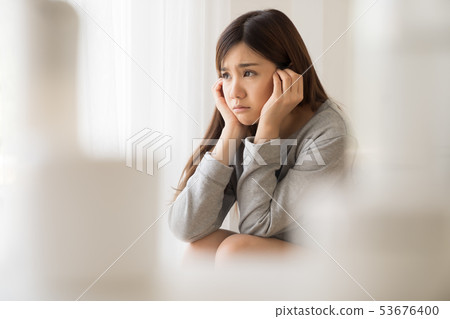 女人身體狀況不佳 女人身體狀況不佳 53676400