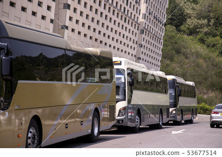 公共汽車在車站 公共汽車在車站 53677514