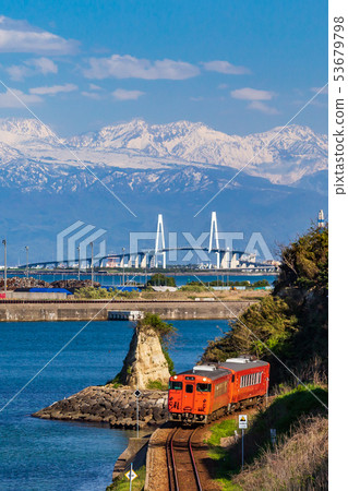富山，冰見線和立山山脈，新莊大橋 53679798