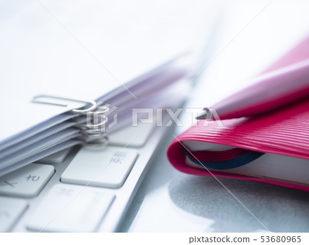 企業形象·文件·鍵盤·筆記本·女人 53680965