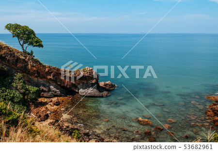 Rock cliff with lone tree in Koh Lanta, Krabi - Rock cliff with lone tree in Koh Lanta, Krabi - 53682961