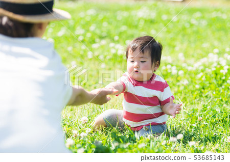 寶寶坐在草地上（嬰兒） 53685143