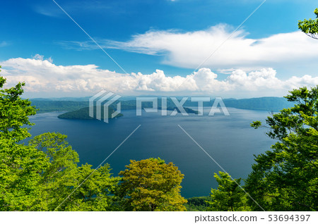 [Aomori Towada Lake] Towada Lake in the early spring is a season when fresh green is dazzling 53694397