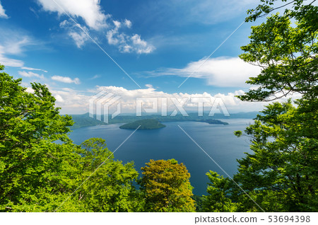 [Aomori Towada Lake] Towada Lake in the early spring is a season when fresh green is dazzling 53694398