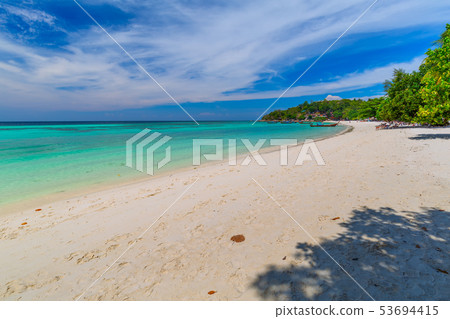Clear water and blue sky at the paradise island 53694415