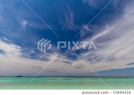 Clear water and blue sky at the paradise island 53694416