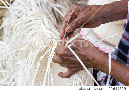 The villagers took bamboo stripes to weave  53694839