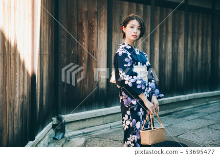 Kyoto women with yukata 53695477